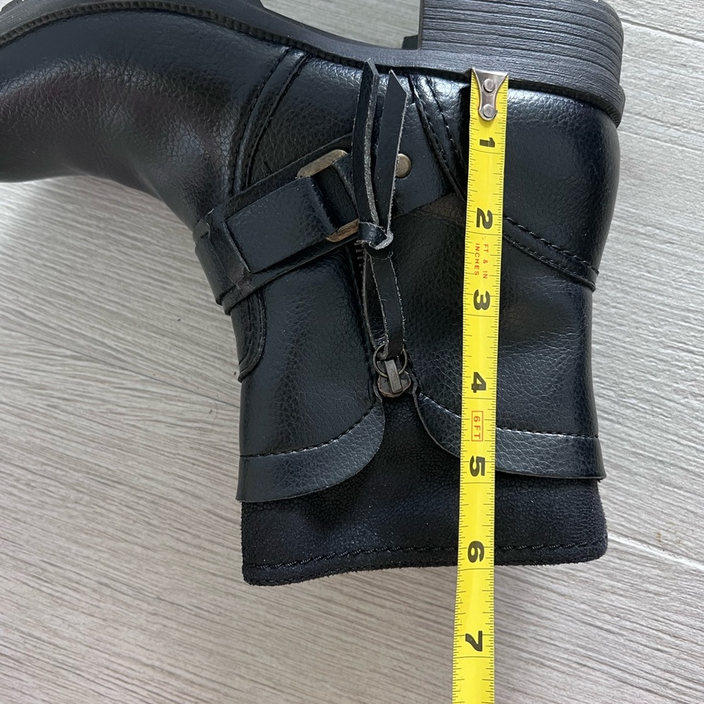 Clarks soft cushion ankle boots. Size 7M. Black - Picture 10 of 10